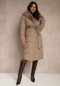 Renee - Ciemnobeżowa Kurtka z Pikowanymi Przeszyciami Futerkiem i Paskiem Serapella. Okazja: na spacer, na imprezę. Kolor: beżowy. Materiał: futro #5
