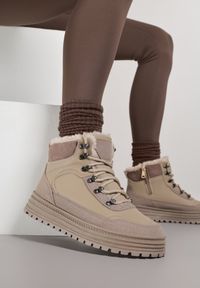 Renee - Ciemnobeżowe Sneakersy w Stylu Traperów na Platformie Ewedora. Okazja: na co dzień. Kolor: beżowy. Materiał: jeans. Obcas: na platformie #1