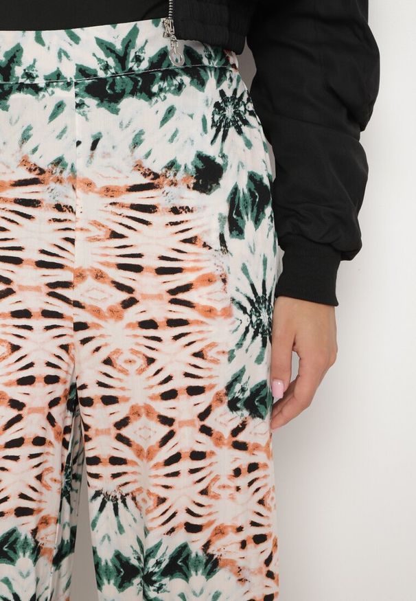 Born2be - Zielono-Beżowe Spodnie Szerokie w Abstrakcyjny Wzór z Wiskozy Averina. Okazja: na co dzień. Kolor: zielony. Materiał: wiskoza. Styl: casual, klasyczny