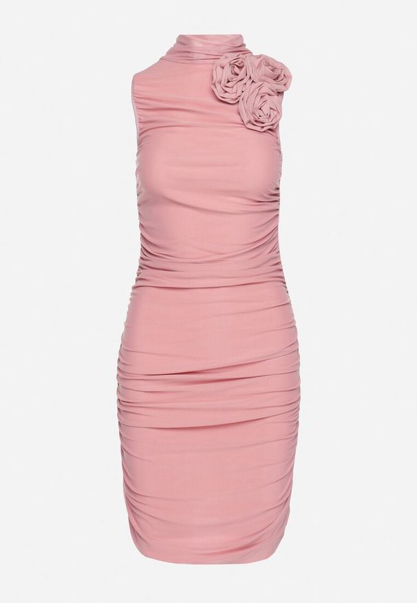 Born2be - Różowa Dopasowana Sukienka Bodycon z Aplikacją w Kształcie Kwiatu i Marszczeniami Frinea. Okazja: do pracy, na co dzień. Kolor: różowy. Wzór: aplikacja, kwiaty. Typ sukienki: bodycon. Styl: casual, elegancki