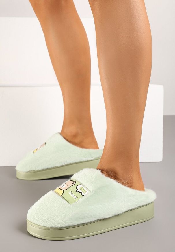 Renee - Zielone Futrzane Kapcie Vices na Platformie Ozdobione Naszywką Deofra. Okazja: do domu. Kolor: zielony. Materiał: futro. Wzór: aplikacja. Obcas: na platformie