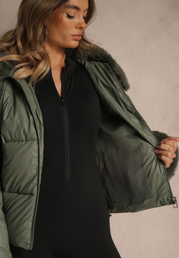 Renee - Zielona Kurtka z Pikowanymi Przeszyciami i Szerokim Kołnierzem z Futrem Galaressa. Okazja: na co dzień. Kolor: zielony. Materiał: futro. Długość: krótkie. Styl: casual