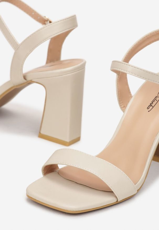 Renee - Beżowe Sandały na Słupkowym Obcasie Fuvo. Zapięcie: pasek. Kolor: beżowy. Obcas: na obcasie. Wysokość obcasa: średni