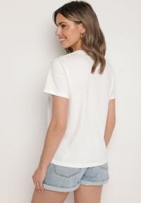 Born2be - Biały T-shirt z Bawełny Ozdobiony Naszywką Firolee. Okazja: na co dzień. Kolor: biały. Materiał: bawełna. Wzór: aplikacja. Styl: casual #6