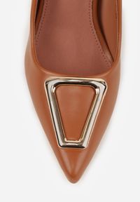 Born2be - Brązowe Szpilki Vices ze Skórzaną Wkładką i Metaliczną Aplikacją Iraderie. Okazja: na co dzień. Kolor: brązowy. Materiał: skóra. Wzór: aplikacja. Obcas: na szpilce. Styl: casual, klasyczny. Wysokość obcasa: średni #2