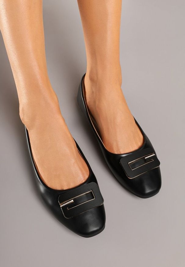 Born2be - Czarne Balerinki z Geometryczną Ozdobą Vialle. Okazja: na co dzień. Kolor: czarny. Wzór: geometria, aplikacja. Styl: casual, klasyczny, elegancki