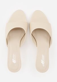 Born2be - Beżowe Klapki na Niskiej Szpilce z Odkrytym Noskiem Cametea. Okazja: na co dzień. Nosek buta: otwarty. Kolor: beżowy. Materiał: len. Obcas: na obcasie. Styl: casual, elegancki. Wysokość obcasa: niski #9