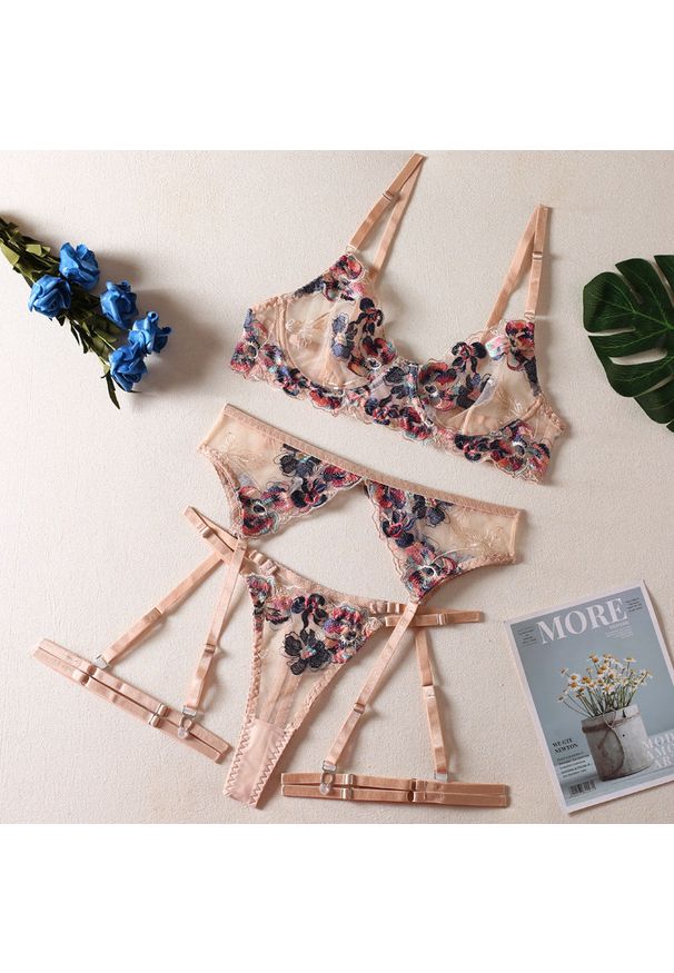 Intica - Komplet bielizny z haftem na romantyczne okazje Geronima. Kolor: beżowy. Materiał: tkanina, skóra. Wzór: haft