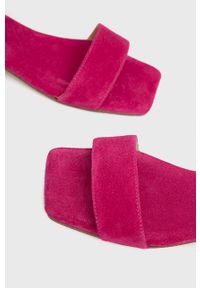 Answear Lab sandały zamszowe damskie kolor różowy. Zapięcie: klamry. Kolor: różowy. Materiał: zamsz. Wzór: gładki. Styl: wakacyjny