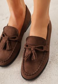 Born2be - Brązowe Mokasyny z Imitacji Zamszu Zdobione Frędzlami i Kokardą Edania. Okazja: na co dzień, na spotkanie biznesowe, do pracy. Kolor: brązowy. Materiał: zamsz. Wzór: aplikacja. Styl: casual, biznesowy, elegancki, klasyczny #7