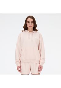 Bluza damska New Balance WT41507OUK – różowa. Okazja: na co dzień. Typ kołnierza: kaptur. Kolor: różowy. Materiał: bawełna, poliester, prążkowany, dresówka. Styl: klasyczny, casual #1