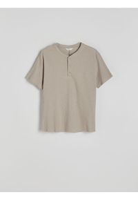 Reserved - Bawełniany t-shirt henley - beżowy. Typ kołnierza: typu henley. Kolor: beżowy. Materiał: bawełna