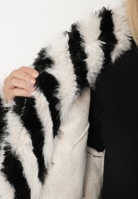 Born2be - Czarno-Biała Kurtka Typu Futerko w Paski Alinsse. Okazja: na studniówkę. Kolor: czarny. Materiał: futro. Wzór: paski #7