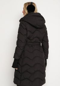 Born2be - Czarna Kurtka Pikowana z Paskiem Jalogi. Okazja: na co dzień. Typ kołnierza: komin. Kolor: czarny. Materiał: wełna, materiał. Długość rękawa: długi rękaw. Długość: długie. Sezon: zima. Styl: casual #6