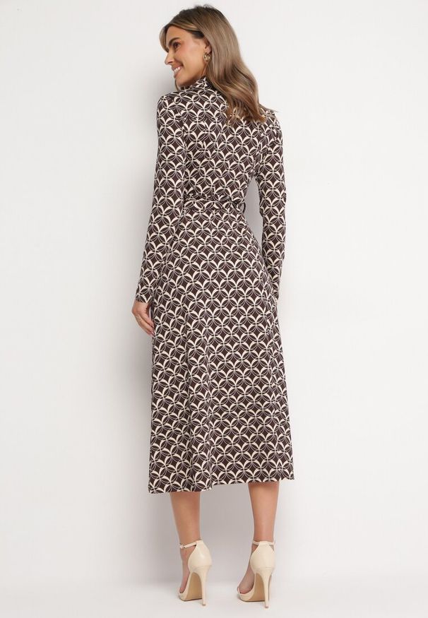 Born2be - Brązowa Sukienka Koszulowa Midi w Geometryczny Wzór z Paskiem Anelfi. Kolor: brązowy. Materiał: materiał. Wzór: geometria. Typ sukienki: koszulowe. Długość: midi