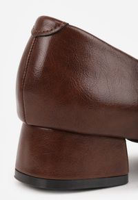 Born2be - Brązowe Czółenka Vices na Niskim Słupku ze Skórzaną Wkładką Rilenela. Okazja: na co dzień. Kolor: brązowy. Materiał: skóra. Obcas: na słupku. Styl: casual, klasyczny #6