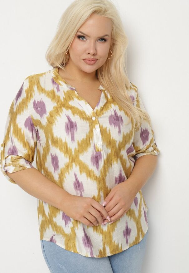 Born2be - Żółta Koszula z Wiskozą w Geometryczny Wzór z Dekoltem w Serek Evelivia. Okazja: na co dzień. Typ kołnierza: dekolt w serek. Kolekcja: plus size. Kolor: żółty. Materiał: wiskoza. Wzór: geometria. Styl: elegancki, casual