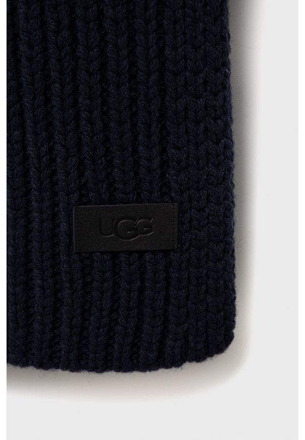 Ugg - UGG Szalik z domieszką wełny kolor granatowy gładki. Kolor: niebieski. Materiał: wełna. Wzór: gładki