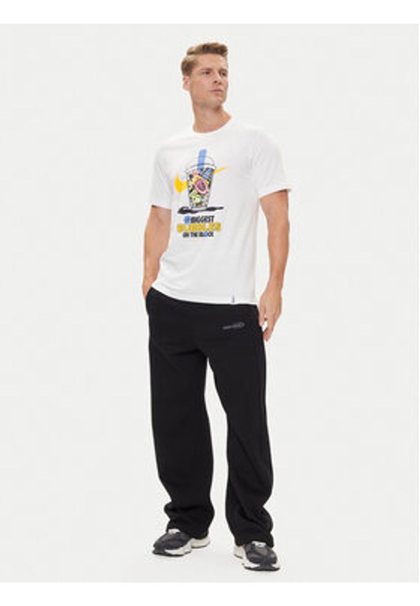 Nike T-Shirt HJ0770 Biały Regular Fit. Kolor: biały. Materiał: bawełna