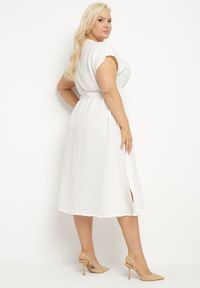Born2be - Biała Lniana Sukienka o Rozkloszowanym Kroju z Gumką w Talii Ageronna. Okazja: na co dzień. Typ kołnierza: dekolt w kształcie V. Kolor: biały. Materiał: len. Długość rękawa: krótki rękaw. Sezon: lato. Typ sukienki: rozkloszowane. Styl: klasyczny, casual, elegancki #4
