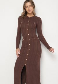 Born2be - Brązowa Sweterkowa Sukienka z Wiskozą Ozdobiona Metalicznymi Guzikami Eldatila. Okazja: na co dzień, na spacer. Kolor: brązowy. Materiał: wiskoza. Wzór: aplikacja. Typ sukienki: proste. Styl: klasyczny, casual #2