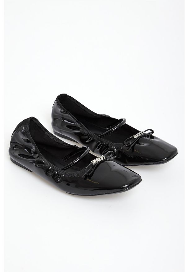 Baleriny damskie lakierowane DKNY. Materiał: lakier