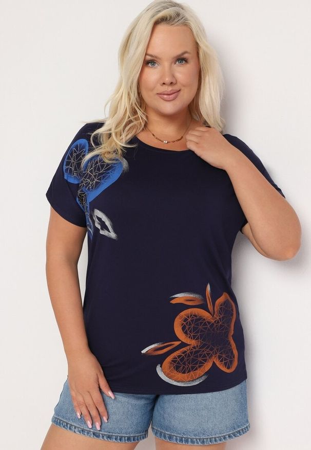 Born2be - Granatowy Klasyczny T-shirt z Bawełny Ozdobiony Nadrukiem i Cyrkoniami Kristinae. Okazja: na co dzień. Kolor: niebieski. Materiał: bawełna. Wzór: aplikacja, nadruk. Styl: klasyczny