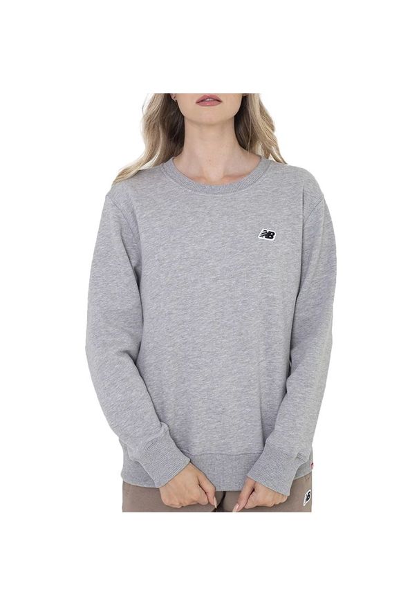 Bluza New Balance WT23601AG - szara. Okazja: na co dzień. Typ kołnierza: bez kaptura. Kolor: szary. Materiał: materiał, bawełna. Styl: casual, klasyczny