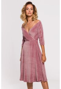 MOE - Sukienka welurowa rozkloszowana kopertowa dekolt V różowa. Okazja: na studniówkę, na sylwestra, na imprezę. Typ kołnierza: dekolt kopertowy. Kolor: różowy. Materiał: welur. Typ sukienki: kopertowe. Styl: wizytowy #3