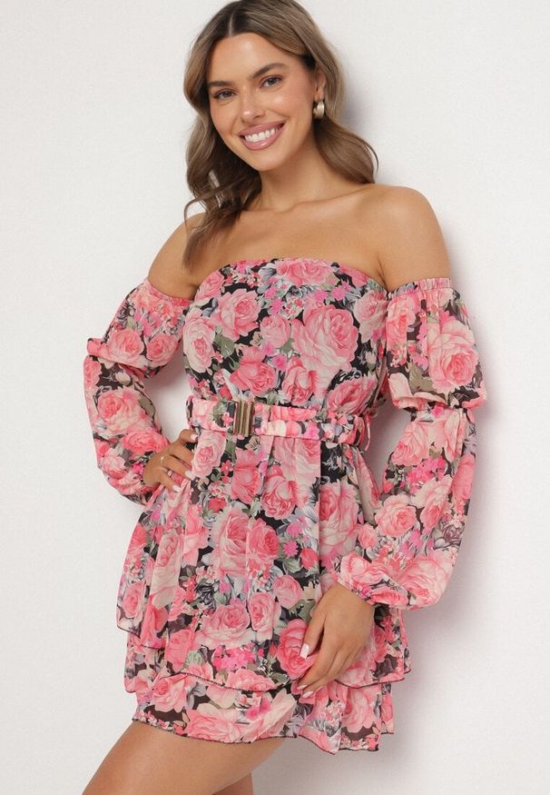 Born2be - Czarna Wiskozowa Sukienka Hiszpanka z Falbanami i Paskiem w Kwiaty Virmoi. Okazja: na spacer, na co dzień. Typ kołnierza: dekolt hiszpanka. Kolor: czarny. Materiał: wiskoza. Wzór: kwiaty. Typ sukienki: proste. Styl: casual