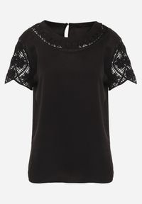 Born2be - Czarna Bluzka Ozdobiona Ażurowymi Rękawkami Kelnila. Okazja: na co dzień, do pracy. Kolor: czarny. Materiał: jeans. Długość rękawa: krótki rękaw. Długość: długie. Wzór: ażurowy, aplikacja. Styl: casual, klasyczny, elegancki #6