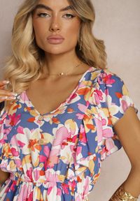 Renee - Niebiesko-Różowa Taliowana Bawełniana Sukienka w Kwiaty z Falbanami przy Ramionach z Gumką w Talii Nelova. Kolor: niebieski. Materiał: bawełna. Długość rękawa: krótki rękaw. Wzór: kwiaty. Styl: wizytowy, elegancki