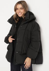 Born2be - Czarna Pikowana Kurtka o Kroju Oversize z Kapturem Galandia. Okazja: na spacer, na co dzień. Typ kołnierza: kaptur. Kolor: czarny. Materiał: jeans, poliester. Styl: casual, elegancki #4