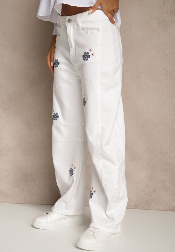 Renee - Białe Jeansy Balloon High Waist z Kwiatowym Haftem Irolyn. Stan: podwyższony. Kolor: biały. Wzór: kwiaty, haft. Styl: klasyczny, elegancki