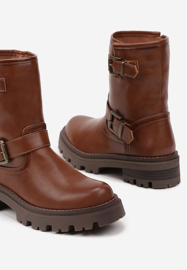 Born2be - Jasnobrązowe Botki Bikery na Grubej Tłoczonej Podeszwie Ozdobione Klamrami Ravalissae. Zapięcie: klamry. Kolor: brązowy. Materiał: jeans, wełna, skóra. Wzór: aplikacja. Obcas: na obcasie. Styl: elegancki. Wysokość obcasa: średni