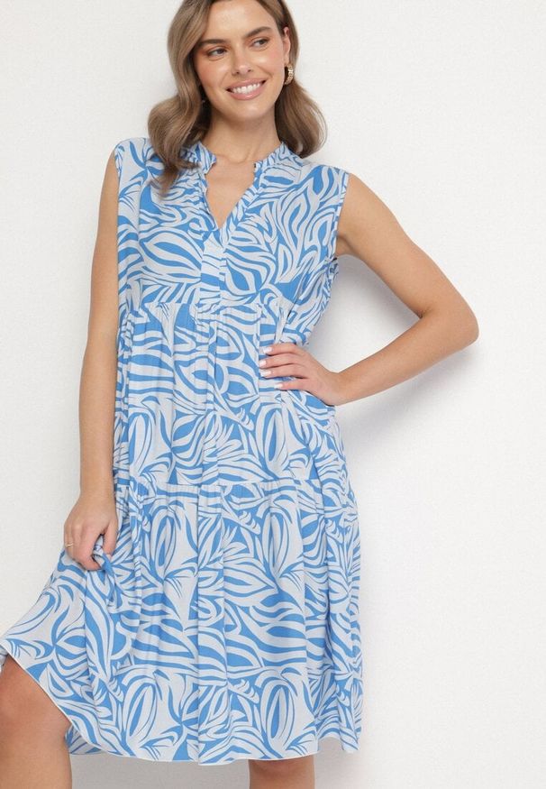 Born2be - Niebieska Bawełniana Rozkloszowana Sukienka z Geometrycznym Wzorem Annivaria. Okazja: na co dzień. Typ kołnierza: dekolt w kształcie V. Kolor: niebieski. Materiał: bawełna. Wzór: geometria. Typ sukienki: rozkloszowane. Styl: klasyczny, casual, elegancki