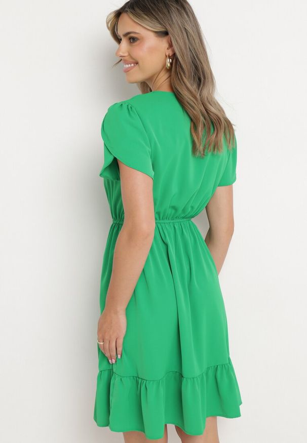 Born2be - Zielona Rozkloszowana Sukienka z Gumką w Talii i Falbanką Welimia. Kolor: zielony