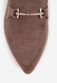 Born2be - Ciemnobeżowe Mokasyny Vices z Noskiem w Szpic i Metaliczną Aplikacją Rilemise. Okazja: na spotkanie biznesowe, do pracy. Kolor: beżowy. Materiał: skóra. Wzór: aplikacja. Styl: biznesowy, elegancki, klasyczny #3