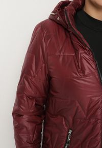 Born2be - Czerwona Pikowana Kurtka z Kapturem w Klasycznym Stylu Mallissa. Okazja: na spacer. Typ kołnierza: kaptur. Kolekcja: plus size. Kolor: czerwony. Materiał: jeans. Wzór: aplikacja. Styl: klasyczny #5