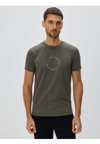 Reserved - T-shirt slim z nadrukiem - zielony. Kolor: zielony. Materiał: dzianina, bawełna. Wzór: nadruk #1