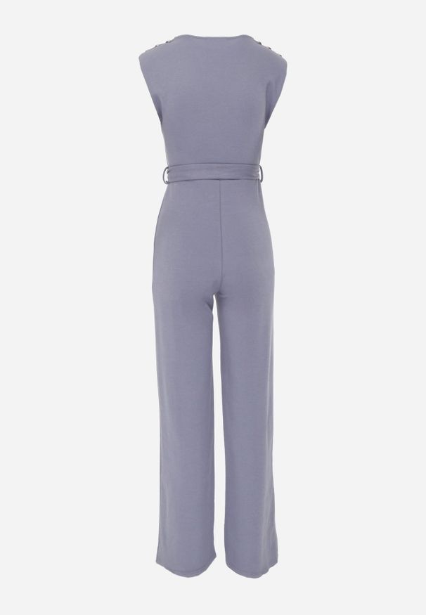 Renee - Jasnoniebieski Długi Kombinezon Wiązany w Pasie z Guzikami Na Ramionach Amile. Kolekcja: dla wysokich. Kolor: niebieski. Materiał: materiał, prążkowany. Długość rękawa: bez rękawów. Długość: długie. Wzór: aplikacja