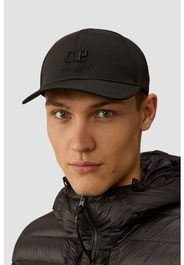 C.P. Company - C.P. COMPANY Czarna atlasowa czapka z daszkiem. Kolor: czarny