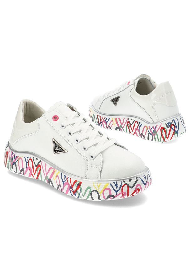 Białe Sneakersy Filippo Stylowe Obuwie Damskie Na Kolorowej Podeszwie. Okazja: na co dzień. Zapięcie: sznurówki. Kolor: biały. Materiał: materiał, jeans. Wzór: kolorowy. Sezon: lato. Styl: elegancki