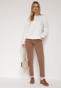 Born2be - Brązowe Jeansy Mom Fit z Wysokim Stanem Marzia. Okazja: na co dzień. Stan: podwyższony. Kolor: brązowy. Styl: casual #5