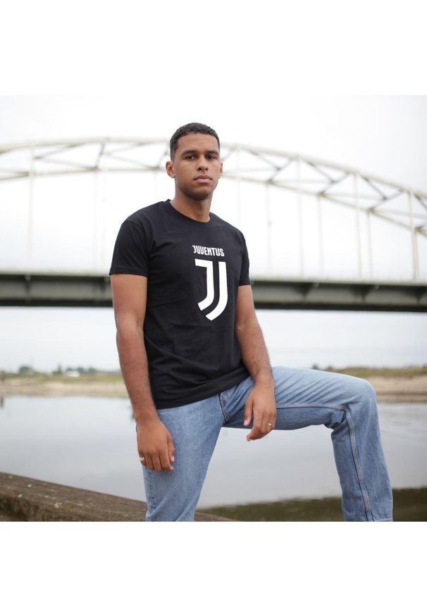 JUVENTUS FC - koszulka Juventus. Kolor: czarny. Materiał: bawełna. Sport: piłka nożna