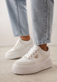 Born2be - Białe Sneakersy VICES na Grubej Podeszwie z Tłoczeniami Zdobione Aplikacją Cezara. Okazja: na co dzień, do pracy. Kolor: biały. Materiał: jeans. Wzór: aplikacja #1