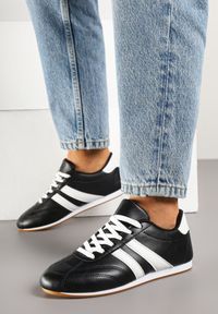 Renee - Czarne Sneakersy Typu Tenisówki z Paseczkami Liantina. Okazja: na co dzień. Zapięcie: sznurówki. Kolor: czarny. Materiał: jeans. Obcas: na obcasie. Wysokość obcasa: niski