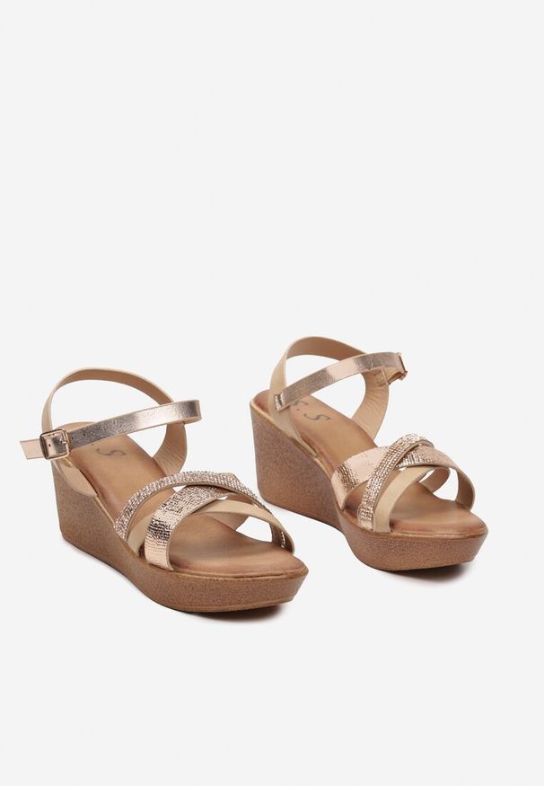 Renee - Szampańskie Sandały Boho na Koturnie Ozdobione Cyrkoniami Hettiana. Kolor: złoty. Wzór: aplikacja. Sezon: lato. Obcas: na koturnie. Styl: boho