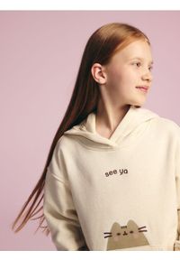Reserved - Bluza Pusheen z aplikacją 3D - beżowy. Kolor: beżowy. Materiał: bawełna. Wzór: aplikacja