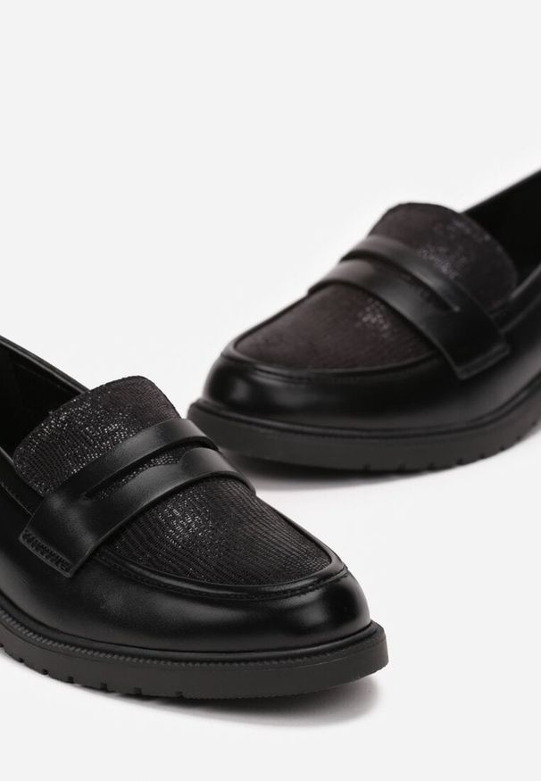 Renee - Czarne Wsuwane Mokasyny na Płaskim Obcasie Ovelleme. Okazja: na co dzień. Zapięcie: bez zapięcia. Kolor: czarny. Obcas: na obcasie. Styl: retro, elegancki, klasyczny, casual. Wysokość obcasa: niski
